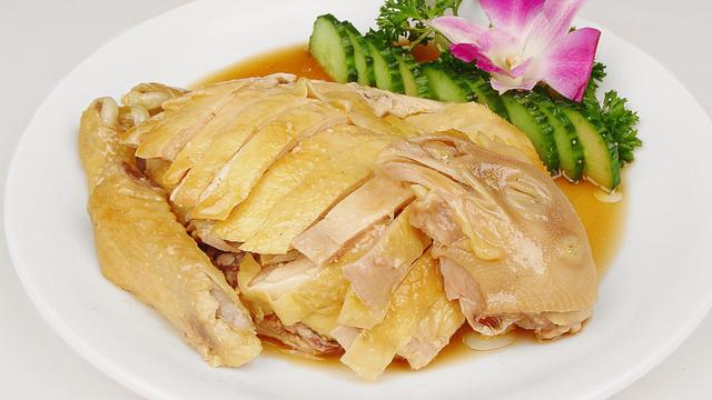 大厨教你正宗广式"清蒸鸡"家庭式做法,鸡肉鲜美有味,细嫩爽口