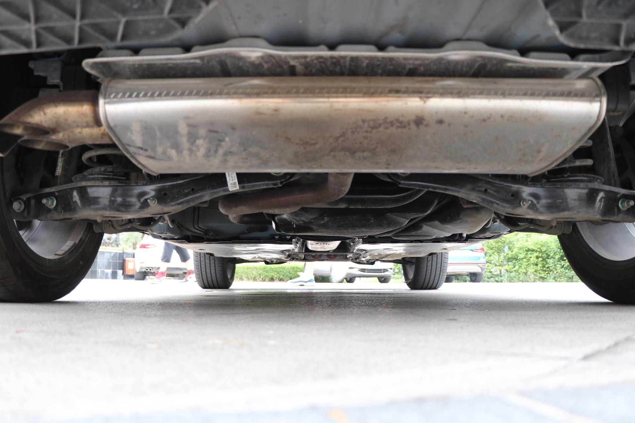 在底盘悬架方面,捷达vs7采用了比较常见的搭配,前麦弗逊式独立悬架,后