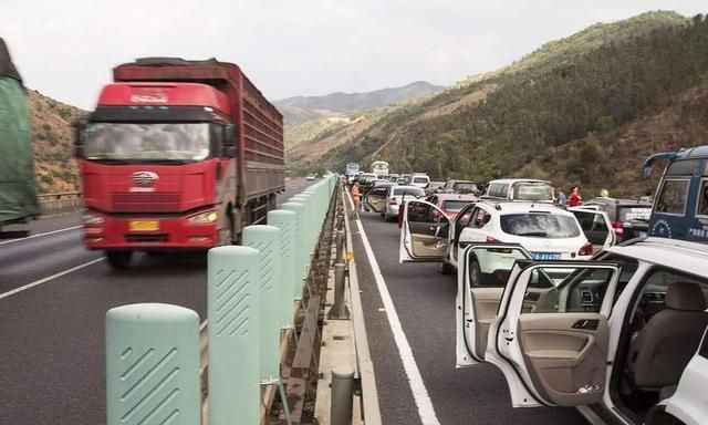 闹心！开车时遇到大堵车，你该如何正确处理？