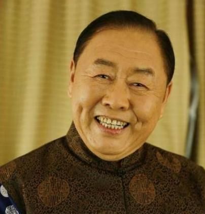 "猪八戒"现已73岁,与妻子恩爱多年,现儿子也事业有成