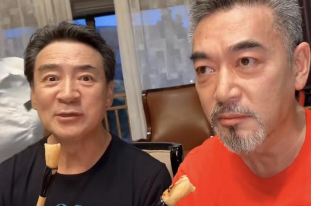 寇振海现身65岁比身旁小弟显嫩娶小21岁娇妻越活越年轻