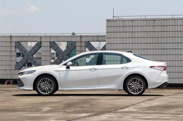 每月养车千元出头，2.5L自动挡油耗才4.1L，迈腾这下彻底被替代