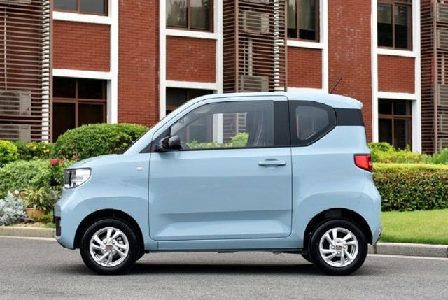 而宏光mini ev就像是一台缩小版的五菱宏光(配置|询价),格栅悬挂着