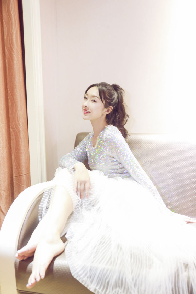 宣璐这是28岁女人的状态穿亮片上衣配轻纱裙甜美娇嫩似少女