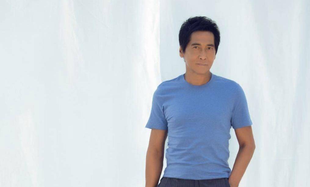 60岁齐秦近况曝光昔日狼王今成遛弯大爷泛白的胡茬出卖年龄