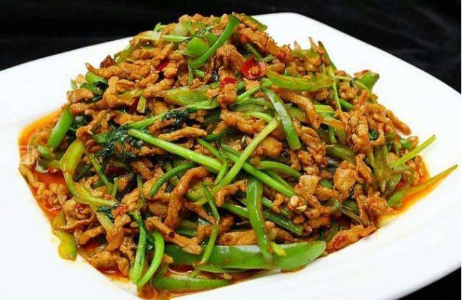 虾米豆腐煲,菠菜拌鸡块,辣椒炒肉,香菜炒牛肉的做法