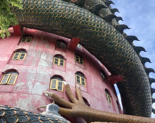 泰国有座粉色的寺庙,一条巨龙盘踞在外,网友:反差萌绝了