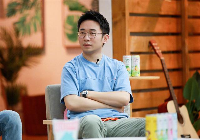 杨迪走红纯属意外?那你也太颜控了吧,穿西装戴眼镜的他也超帅