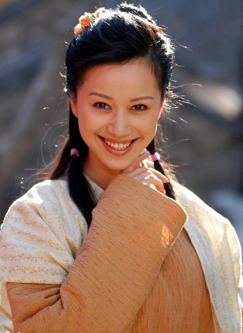 她心仪师哥,但是师哥从小把她当妹子,更是有着展红绫和佟湘玉两个大