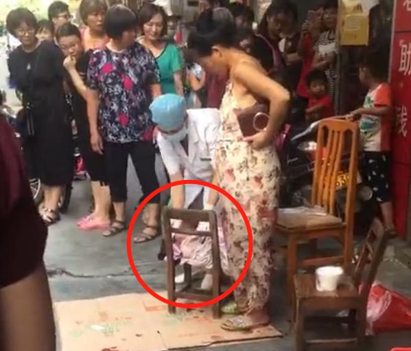 孕妈当街生娃,生完后淡定拎菜抱娃回家,网友不淡定了:头一回见|生孩子