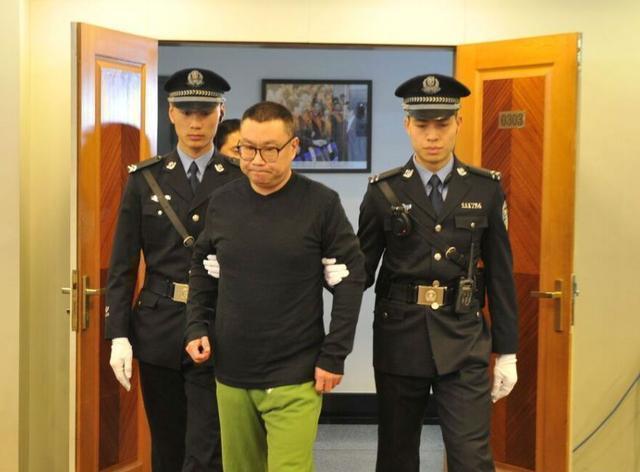 他曾6次亮相春晚两度被捕入狱,被小20岁女友抛弃,今生活落魄