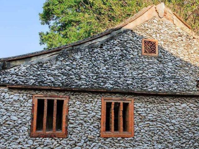 在村子里最吸引人注意力的便是当地的"蚝壳屋",由此可见,这里的房子大