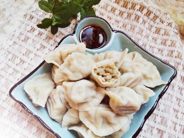 蒜苗莲藕猪肉馅饺子,鲜脆可口,好吃不腻,一大盘也不够吃