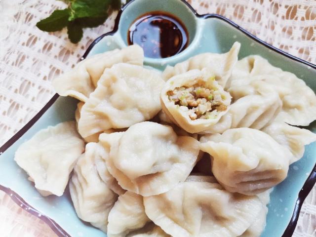 蒜苗莲藕猪肉馅饺子,鲜脆可口,好吃不腻,一大盘也不够吃
