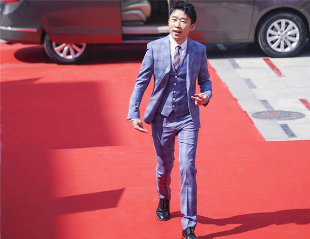 杨迪走红纯属意外?那你也太颜控了吧,穿西装戴眼镜的他也超帅