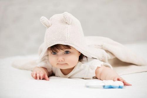 大多数婴儿在四个月时,开始喜欢与妈妈互动玩耍并发出笑声.