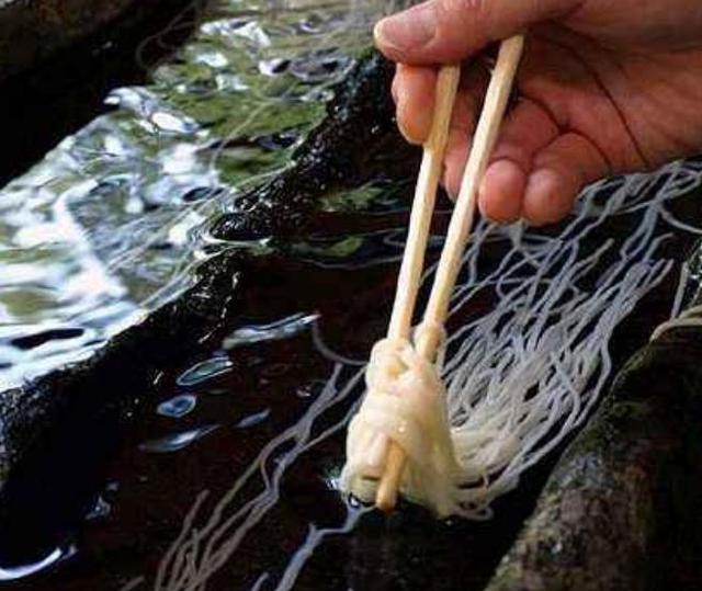 日本流水面变口水面当地人很是喜爱游客下不去