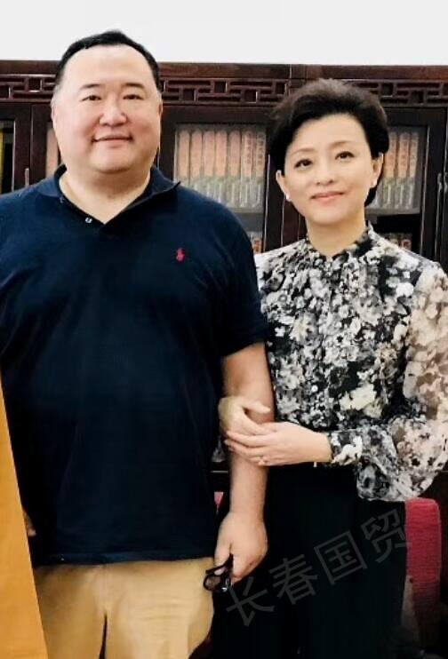 杨澜牵手老公现身机场穿的很普通就像个老年人