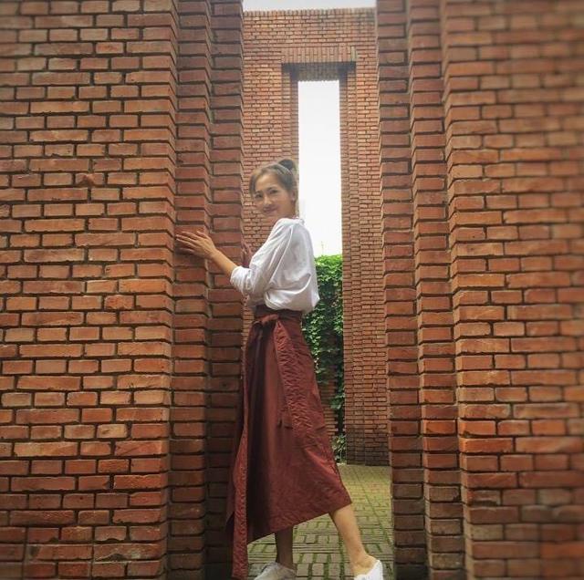 聂远又要当爸老婆秦子越素颜晒全身照一身黑裙掩盖不住孕味