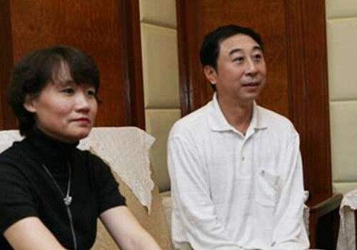 正文       冯巩走红毯,特别喜欢带着自己的妻子,艾慧一直保养的非常