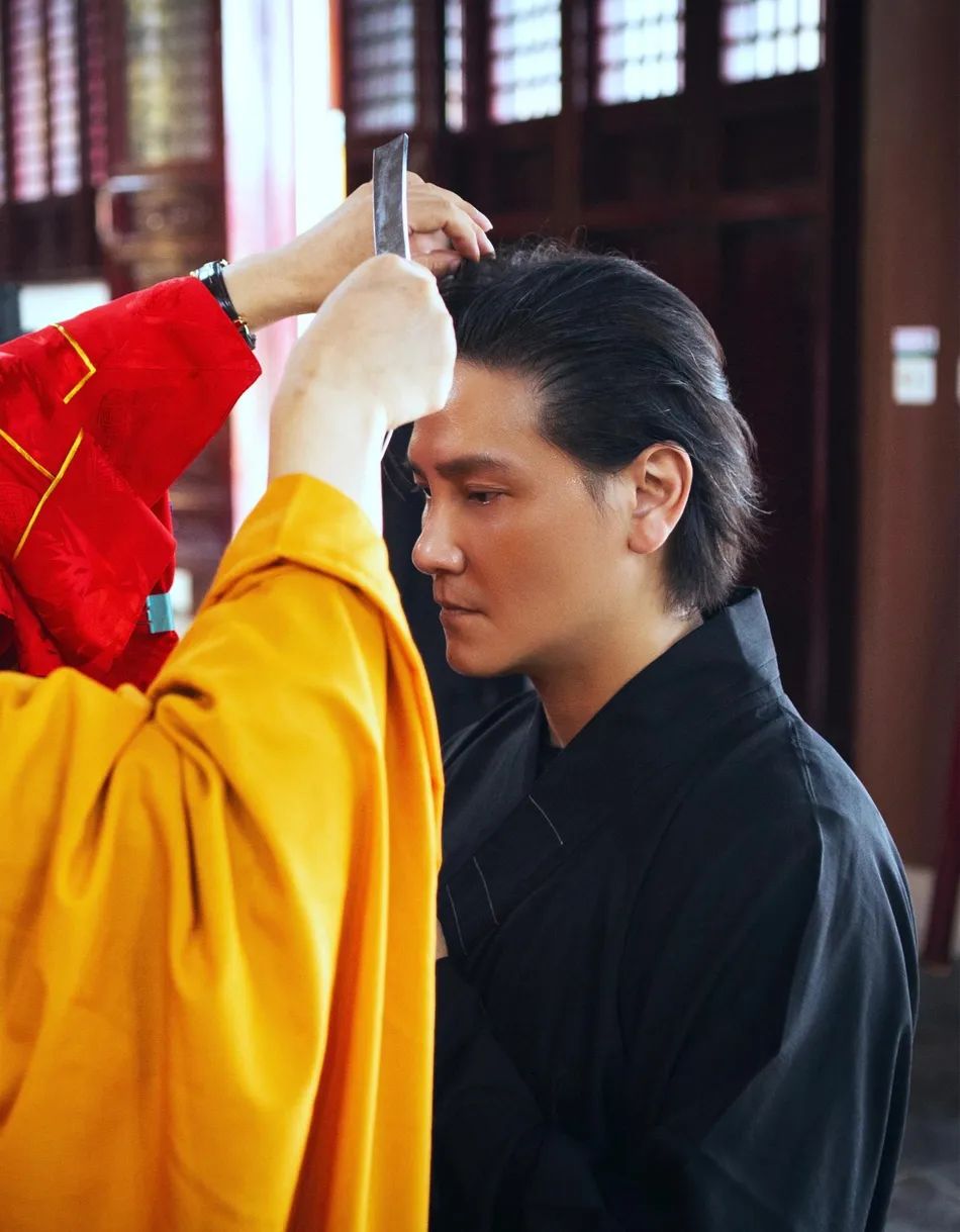 他是豪门太子爷和赵丽颖交好,年近50选择出家,今还俗亮相太冻龄