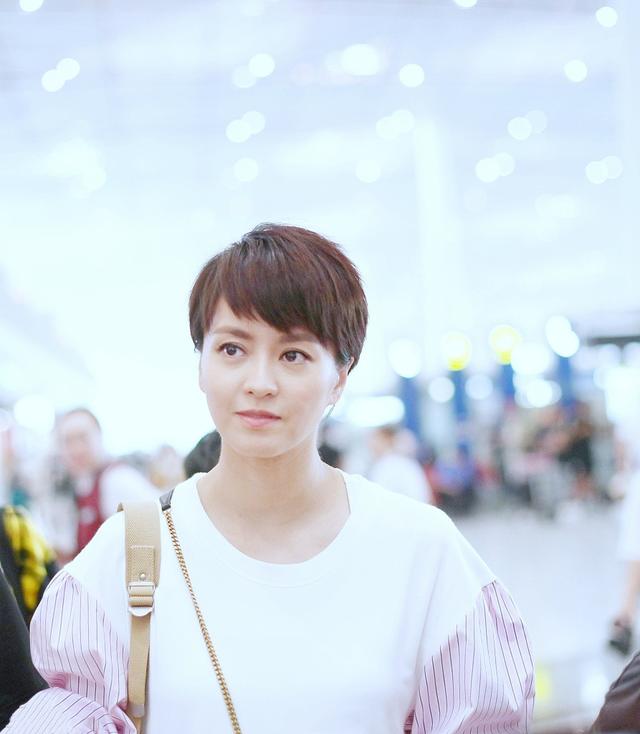 梁咏琪美得不像43岁身穿白裙走机场清新淡雅标志性短发太减龄