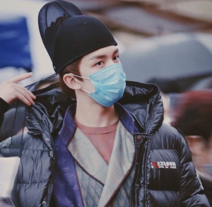 长歌行杀青生图赵露思抱住鲜花甜笑热巴的铠甲装厉害了