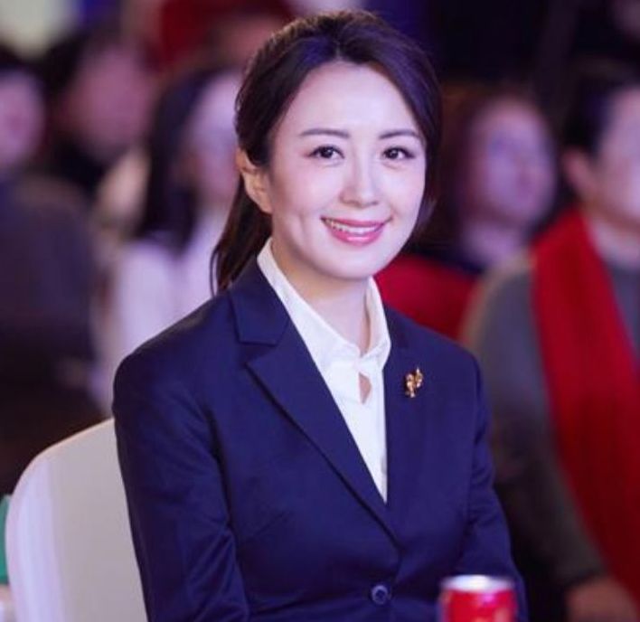 她18岁出道走红,意外怀孕却没结婚,如今只能与儿子相依为命!