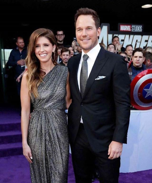 施瓦辛格大女儿近照曝光,穿针织薄衫竟不显肚!细腰长腿一目了然