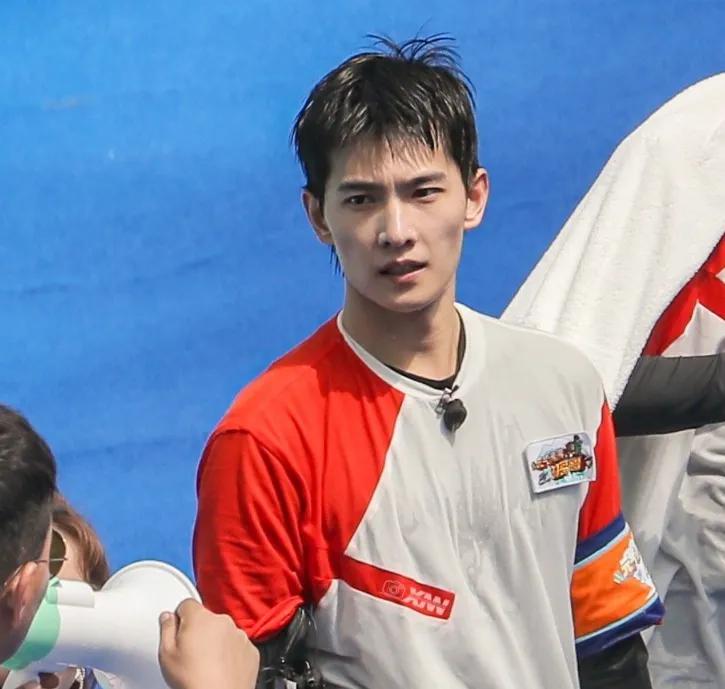 杨洋玩游泳比赛,镜头拉近他站在水中的身材,原谅我移不开眼了