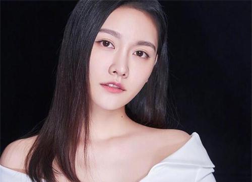 再看孙骁骁自己,主持人现在也不咋地了,演员这几年也无戏可拍,谈的
