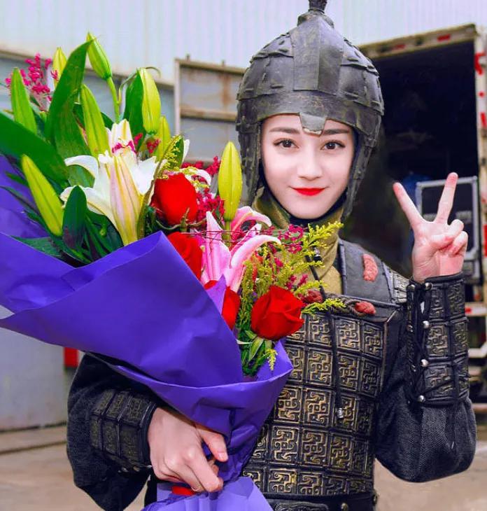 长歌行杀青生图赵露思抱住鲜花甜笑热巴的铠甲装厉害了