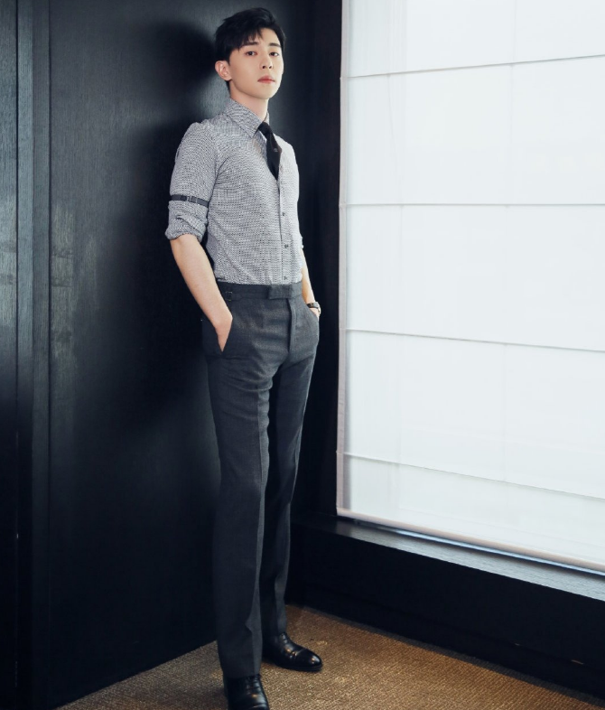 邓伦不愧是男神,满屏大长腿性感无疑,时尚大片迷倒众人