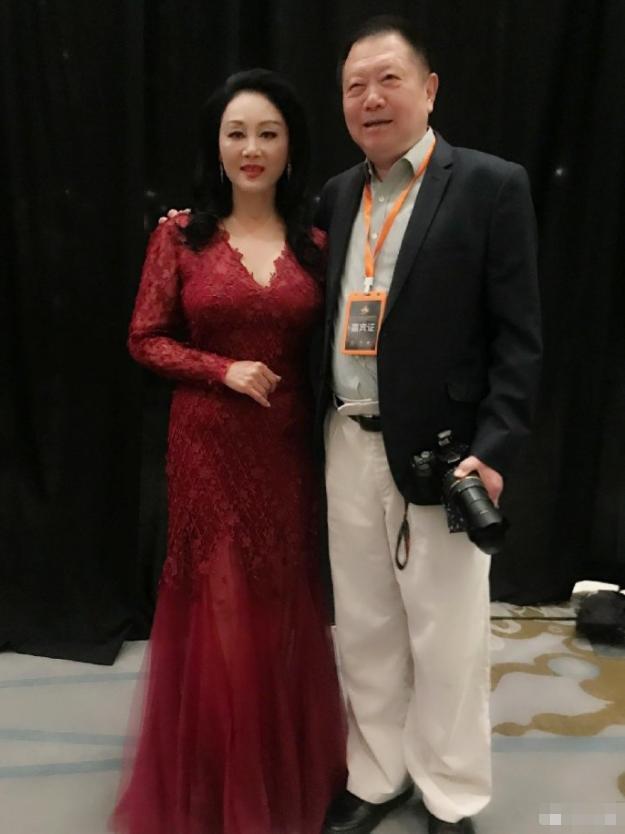 富态美当属王姬,穿黄色露肩纱裙身材丰满,57岁曲线玲珑气质华贵