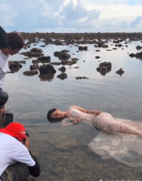 新娘一脸抗拒躺在臭水池拍婚纱照成片硬是修成海边既视感膜拜