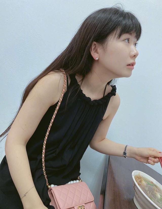 福原爱最新照片黑长裙黑吊带少女感十足一点不像已为人母