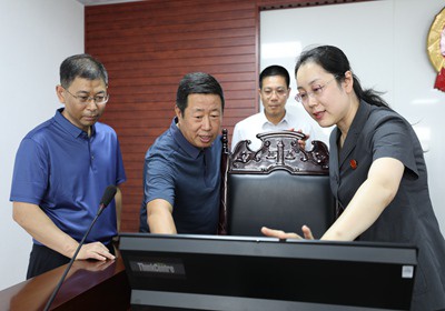 通化市中院副院长郑玉平同志到临江市法院参观调研