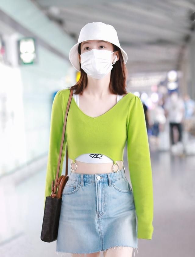 李沁牛油果绿露脐装走机场,既能炫腹又能增加层次感