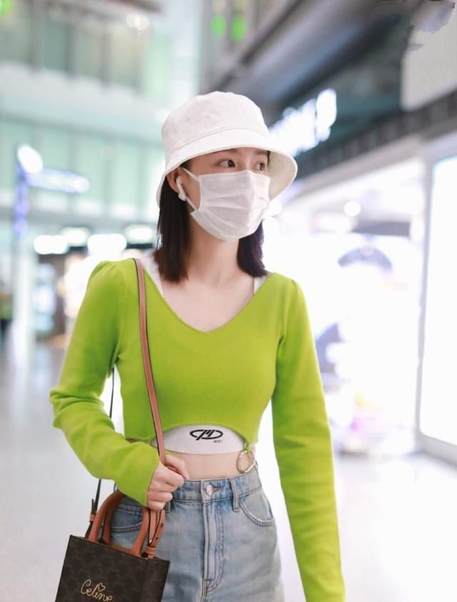 李沁牛油果绿露脐装走机场,既能炫腹又能增加层次感