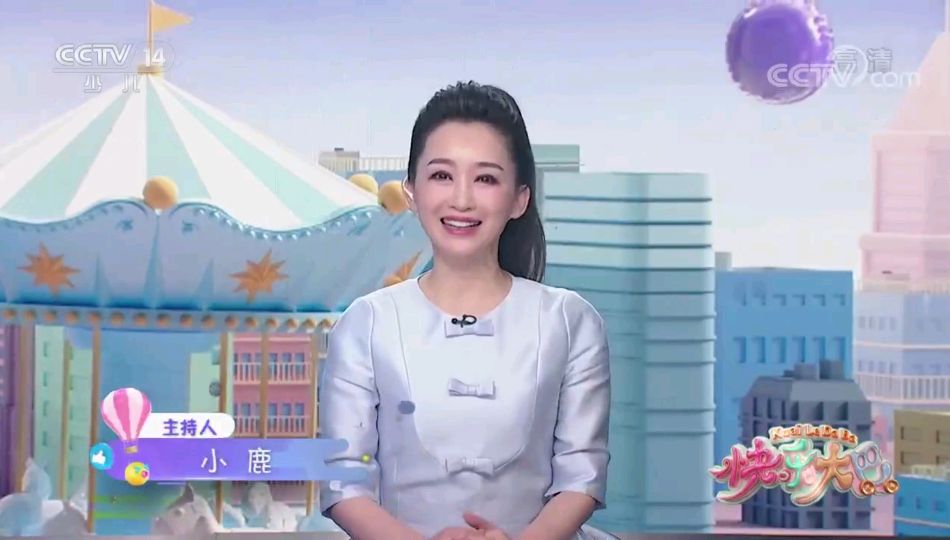 以为海峡两岸换了主持人小鹿姐姐竟然坐在李红的地盘录节目