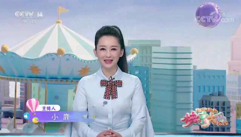 以为海峡两岸换了主持人小鹿姐姐竟然坐在李红的地盘录节目