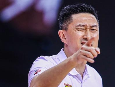 裁判把广东队的违体犯规吹给了辽篮,一旁的杜锋笑得很开心