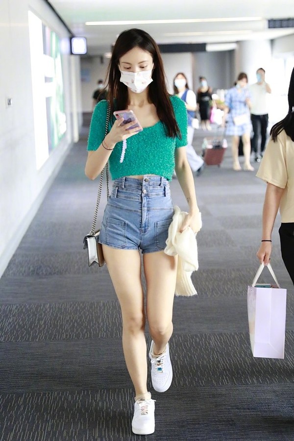 金晨好心机为显腿长穿三层裤腰叠加的短裤裤子提到了胃