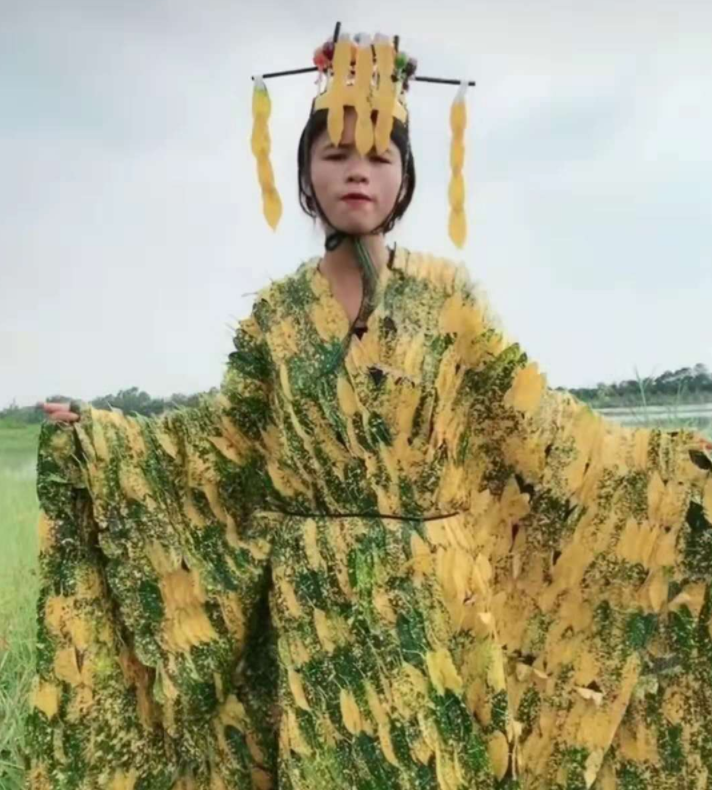 "水泥妃"之后又现"草原殿下",衣服都由树叶制成,看着就扎人