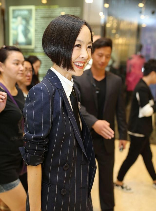 鲁豫快长点肉吧,穿条纹西装显出"牙签腿",真像个大头娃娃