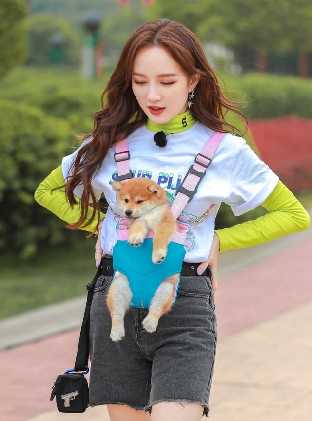 但其实仔细观察,孟佳的长相是偏青春类型的,五官也比较柔和,其实淡妆