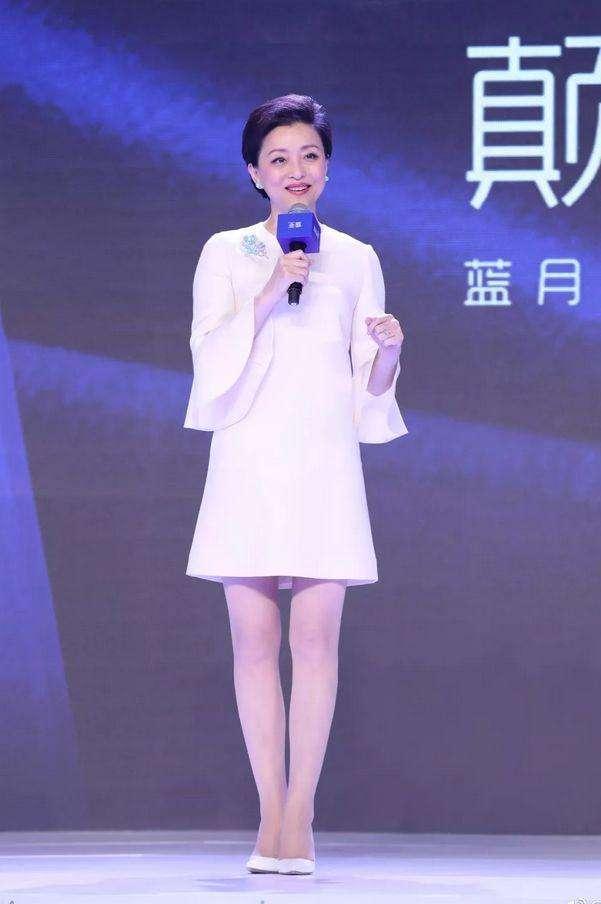 杨澜台前打扮看着还年轻,台下穿上运动装,也不过是个普通老人