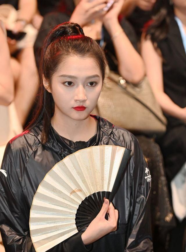 关晓彤扎高马尾涂红唇"英姿飒爽",黑白两种搭配诠释运动之美