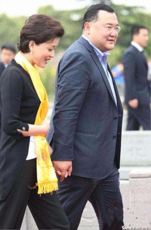 杨澜牵手老公现身机场穿的很普通就像个老年人