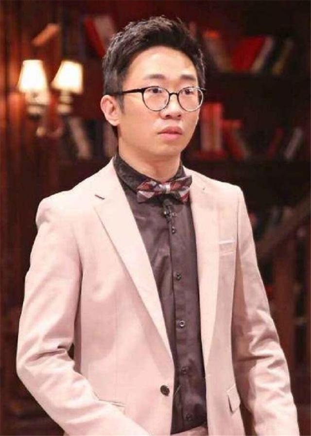 杨迪走红纯属意外?那你也太颜控了吧,穿西装戴眼镜的他也超帅